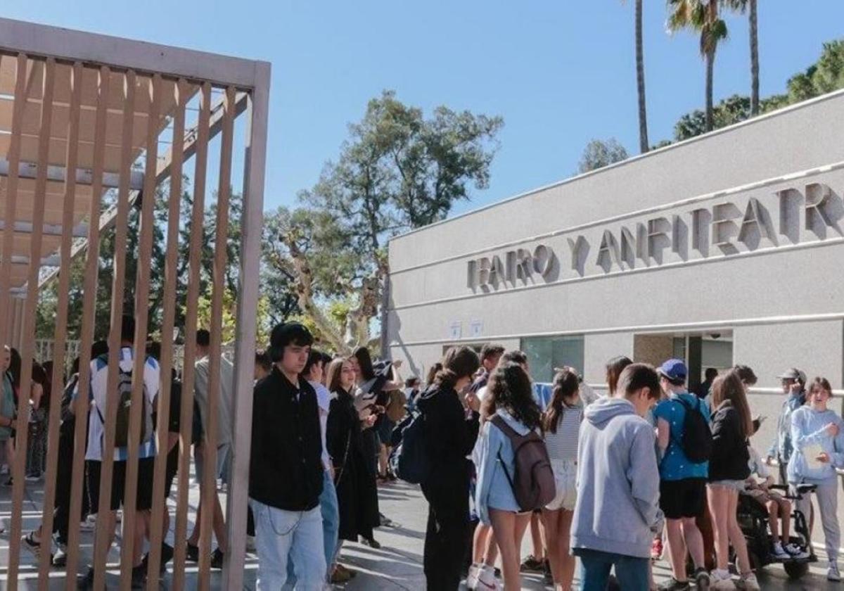 Grupo de jóvenes esperando a entrar en el Teatro y en el Anfiteatro.