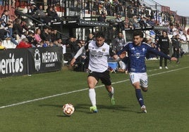 Felipe Alfonso sube la banda del Romano ante el Marbella.