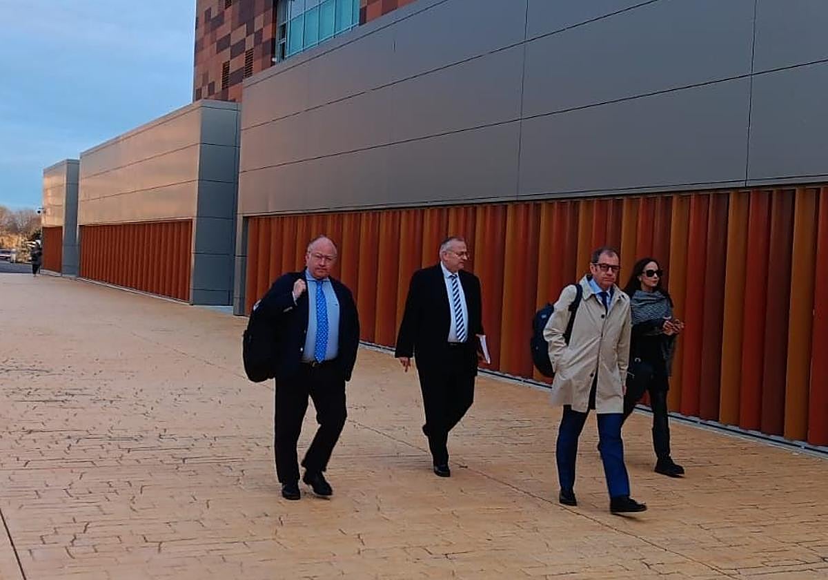 Llegada de los abogados de la acusación a los juzgados de Badajoz.