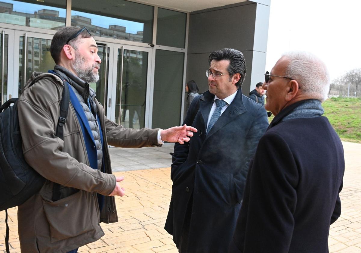 Abogados de la defensa, a las puertas de los juzgados de Badajoz este viernes.