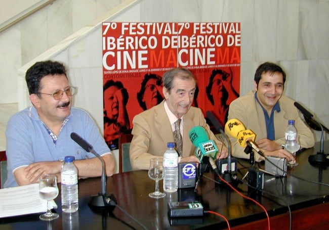 Luis Cuenca entre Alejandro Pachón y Francisco Espada en la séptima edición del Festival Ibérico de Cine celebrado en Badajoz.