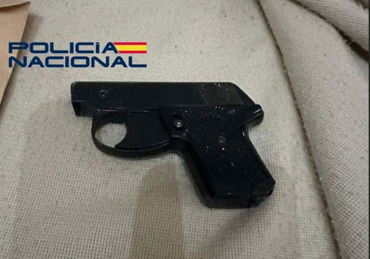 Arma de fuego del calibre 6mm empleada en el atraco en la gasolinera de Mérida.