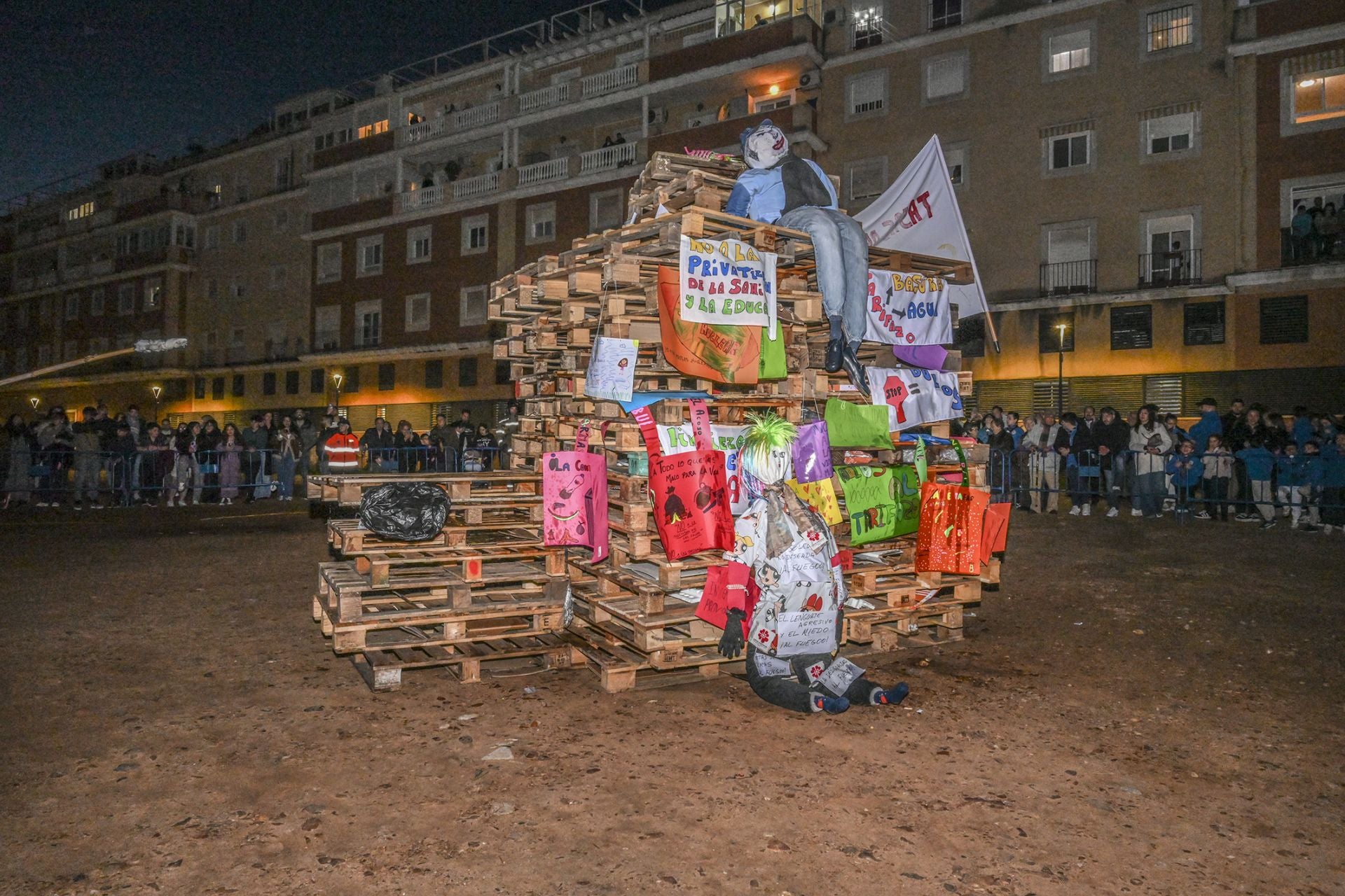 Las Candelas de la margen derecha en Badajoz, en imágenes