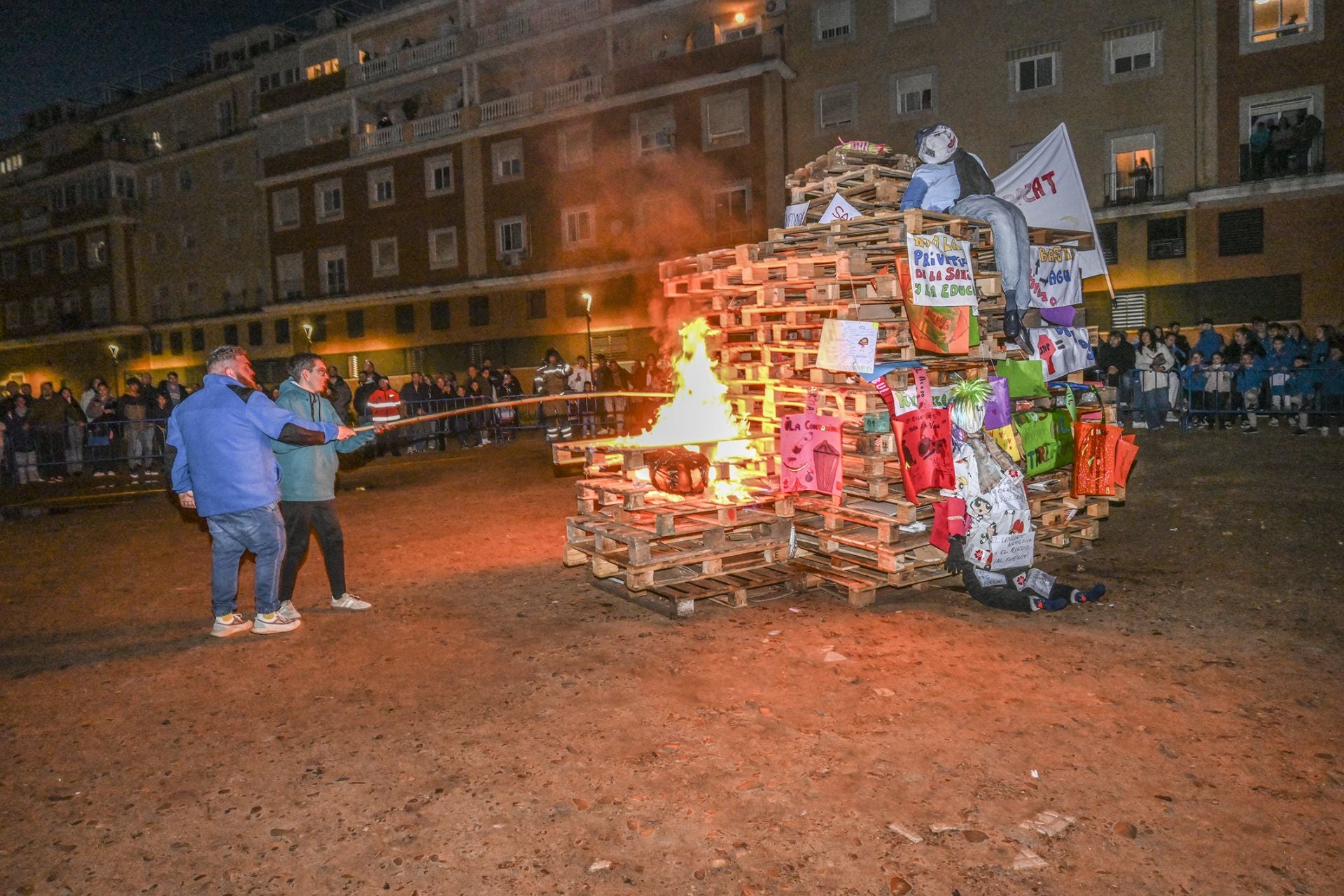 Las Candelas de la margen derecha en Badajoz, en imágenes