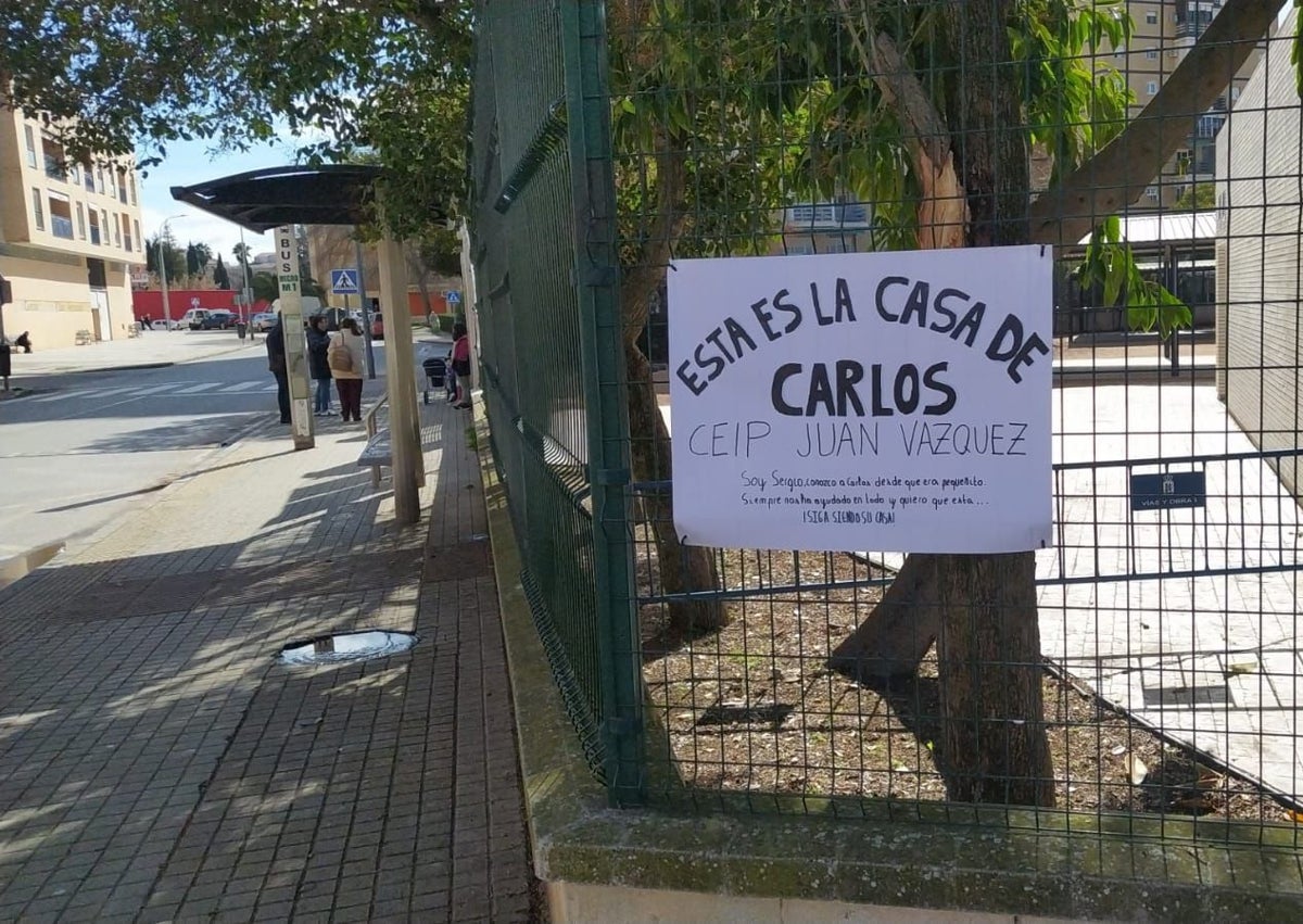 Imagen secundaria 1 - Carlos, en la primera imagen rodeado de carteles colocados por los niños, así como mensajes escritos por los pequeños.