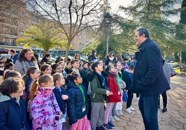 El concejal Juancho Pérez con los niños en San Fernando