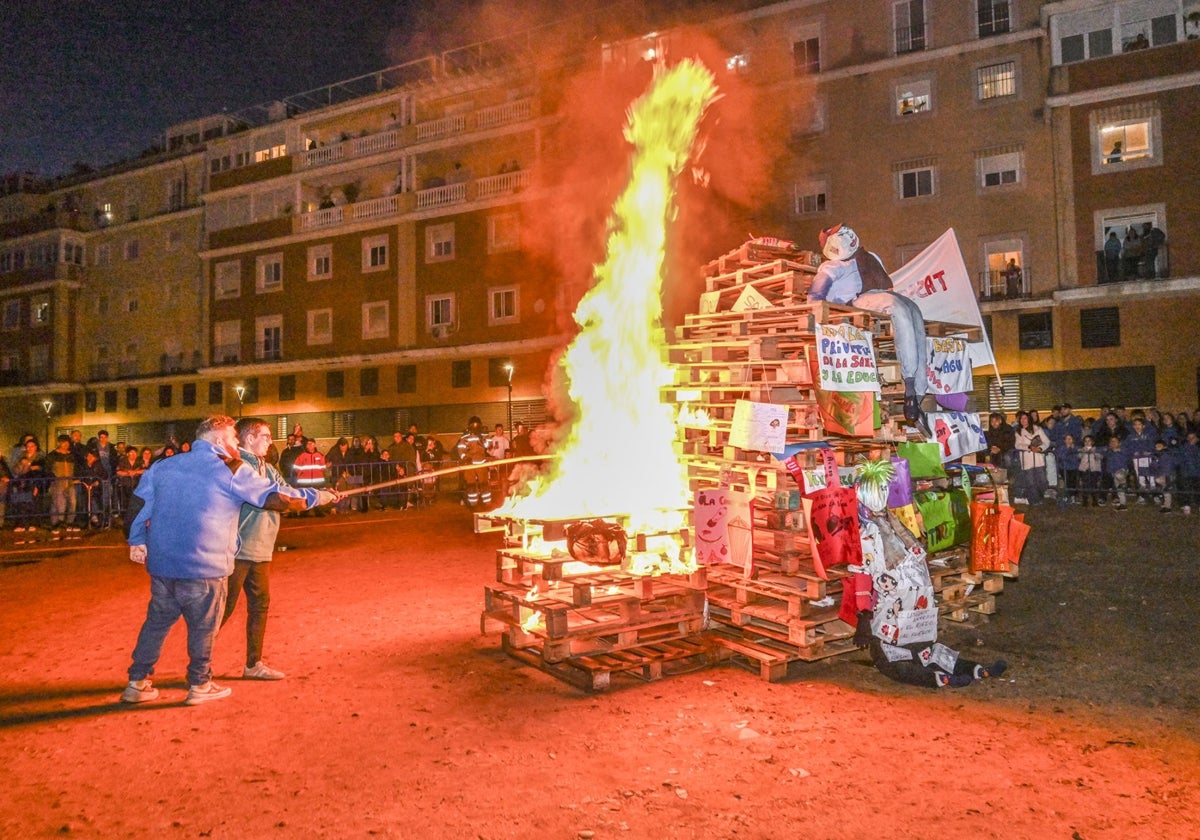 Uno de los momentos de las Candelas de la margen derecha, ayer.