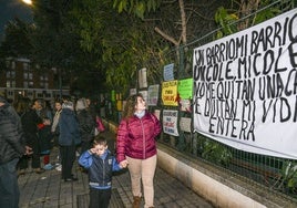 Pacenses leen los carteles colocados por los alumnos del colegio Juan Vázquez en apoyo de Carlos Orellana.