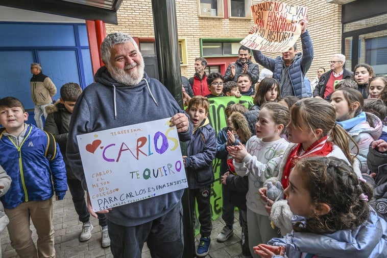 Carlos Orellana junto a los alumnos y sus familias en la protesta.