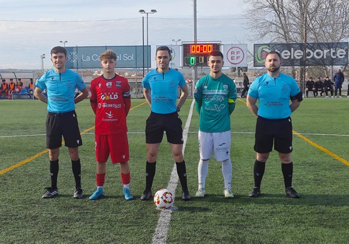 Foto de los capitanes antes del partido Diocesano-La Cruz.