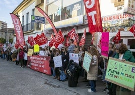 Protesta de sindicatos e interinos de la Junta, esta tarde en Mérida, ante Presidencia de la Junta.