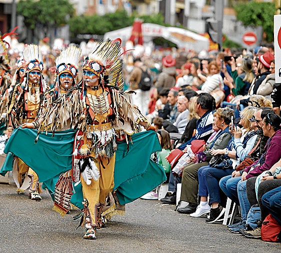 El público observa a la comparsa Anuva durante el desfile de Carnaval 2024.