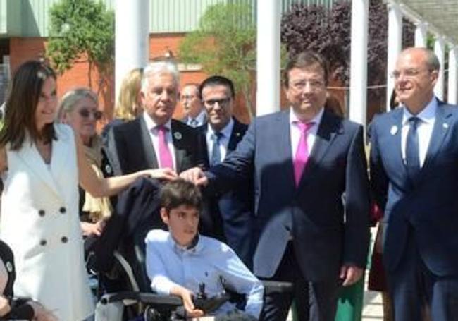 Modesto, junto a la Reina Letizia y Guillermo Fernández Vara durante el V Congreso Educativo sobre enfermedades raras celebrado en Villanueva de la Serena en 2018.