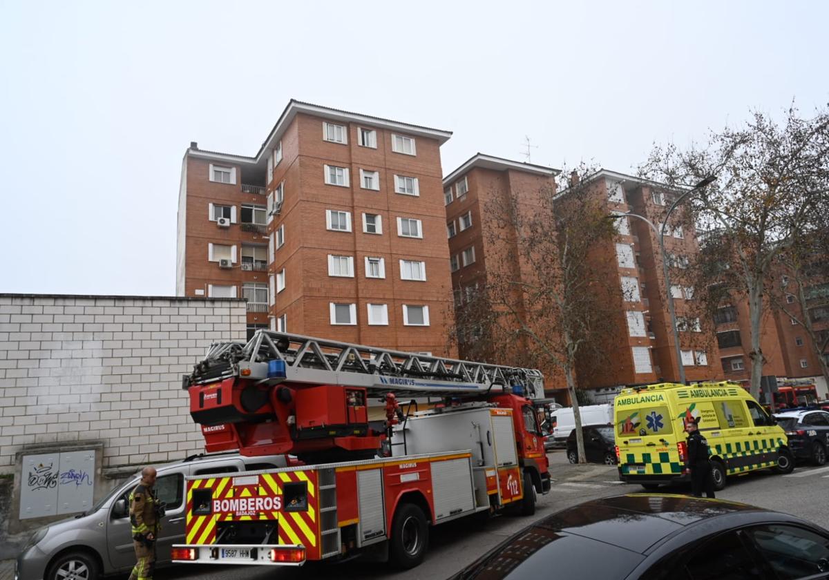 El fuego se ha originado en una quinta planta en la calle José María Alcaraz y Alenda, en la zona de Valdepasillas.