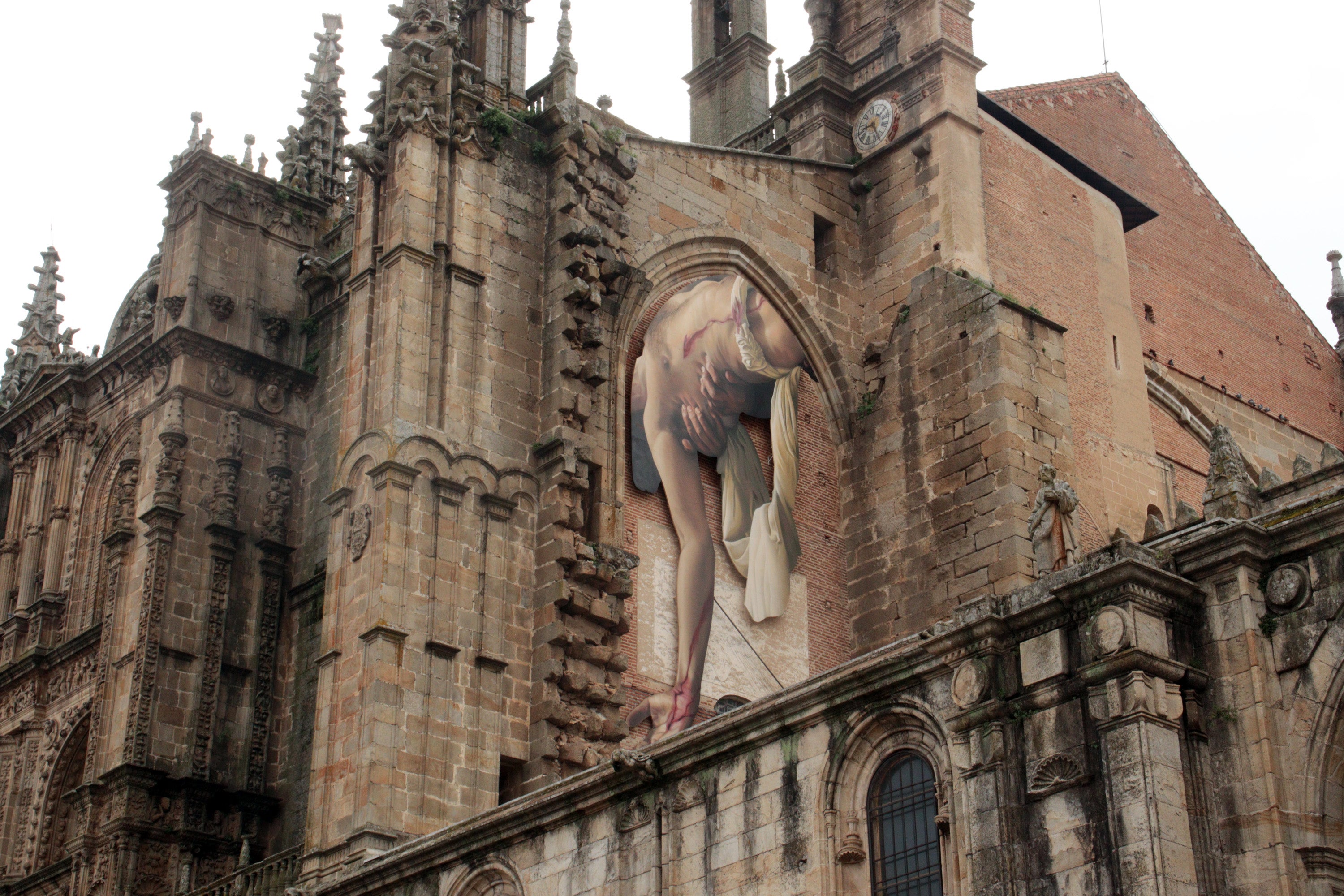 Así se montó el mural del Cristo de once metros en Plasencia