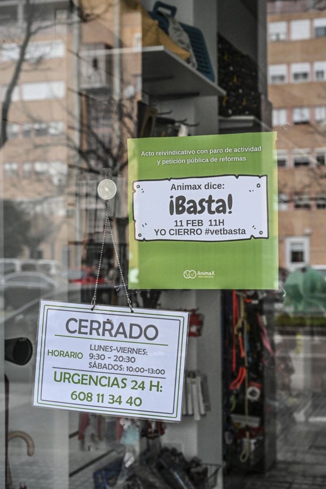 Cartel en la clínica Animax de Badajoz, ayer a las 11.30 horas.