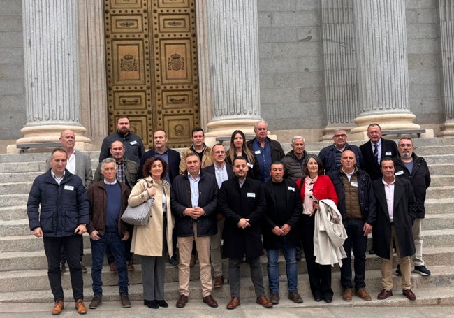 Miembros de la delegación extremeña, este martes en el Congreso.