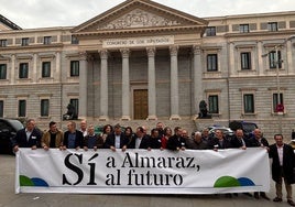 Representación extremeña favorable a la continuidad de la central, este martes ante el Congreso en Madrid.