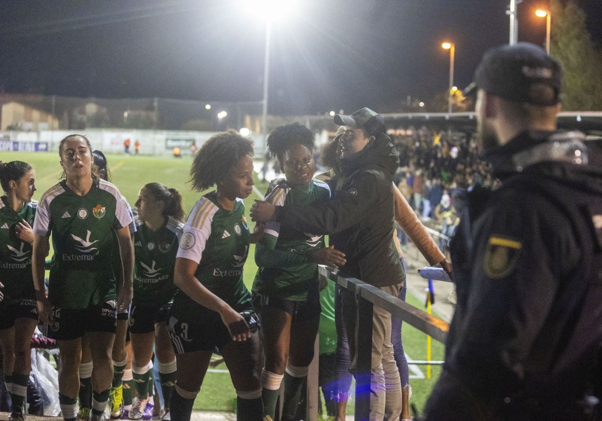 Algunos aficionados consuelan a las jugadoras del Cacereño Femenino mientras se retiran del césped.