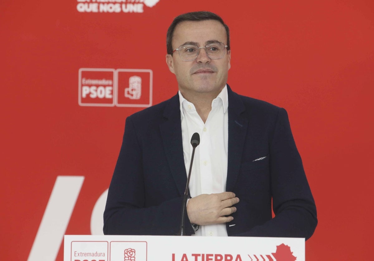 Miguel Ángel Gallardo, esta mañana, en la rueda de prensa en la sede regional del PSOE.