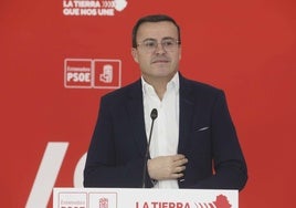 Miguel Ángel Gallardo, esta mañana, en la rueda de prensa en la sede regional del PSOE.