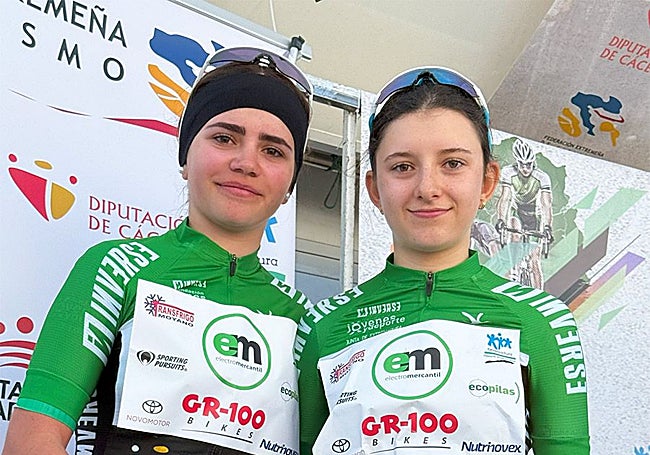 Lucía González y Ana Lospitao, con el maillot de campeonas de Extremadura júnior y cadete.