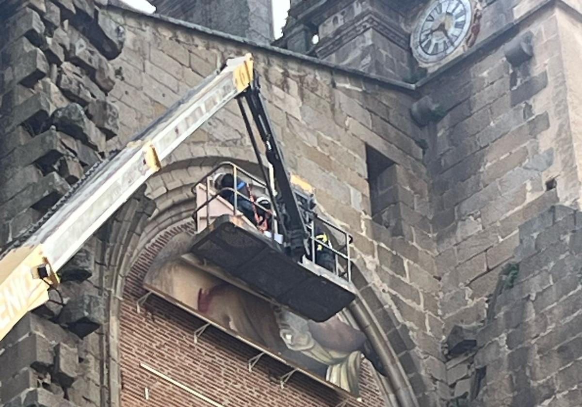 Así se montó el mural del Cristo de once metros en Plasencia