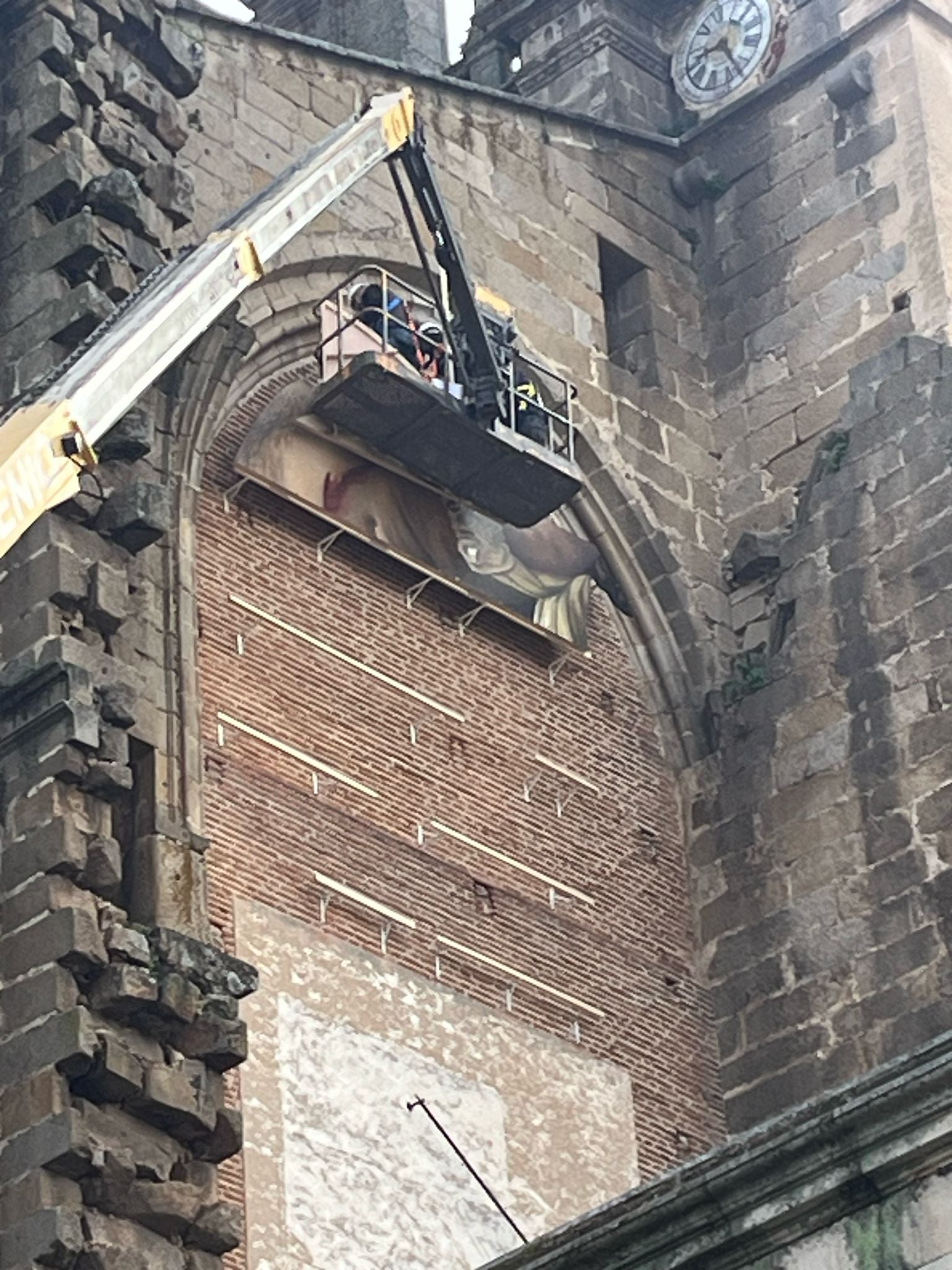 Así se montó el mural del Cristo de once metros en Plasencia