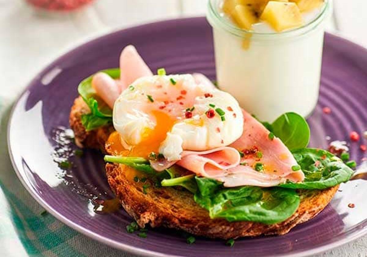 Yogur con kiwi y tostadas con huevo 'poché'.