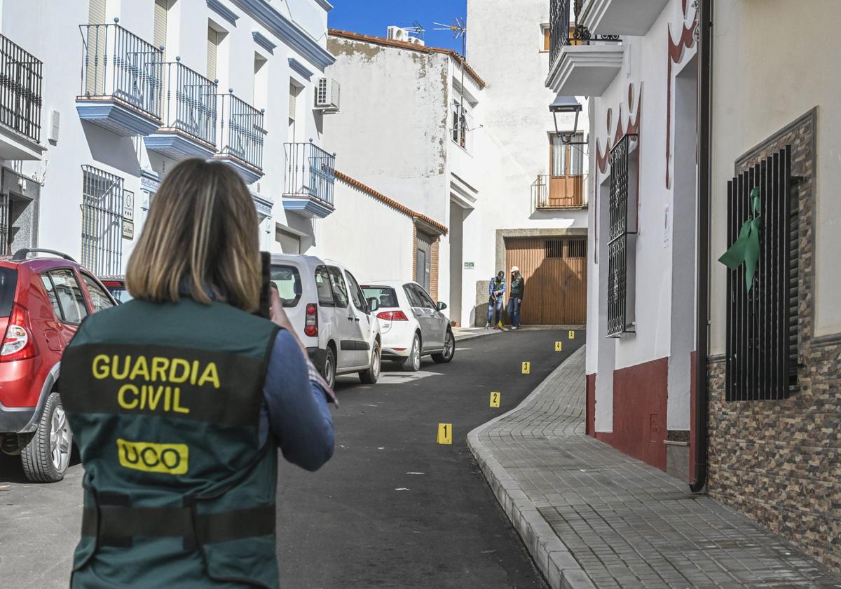 Un momento de las mediciones llevadas a cabo por la Guardia Civil en las inmediaciones del domicilio de Francisca Cadenas.