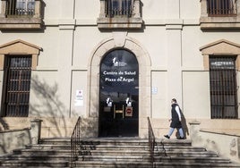 Los pacientes del Plaza de Argel accederán al Hospital Provincial por la puerta principal, que ya luce la nueva denominación en referencia al ambulatorio.