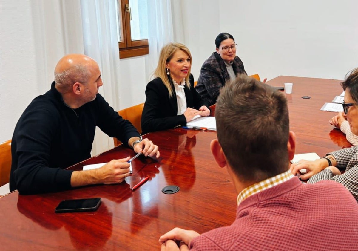 Reunión de diputados del PSOE con los agentes de empleo y desarrollo local.