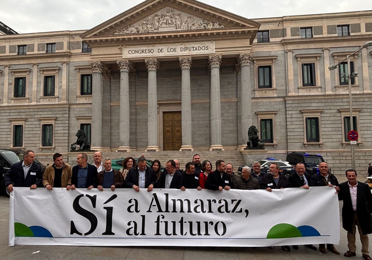 Delegación extremeña partidaria de la prórroga de la central, este martes en el Congreso.