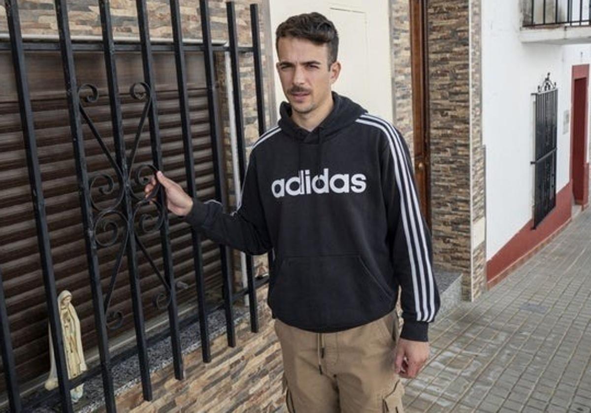 Imagen de archivo de José Antonio Meneses Cadenas junto a la ventana que da al dormitorio de sus padres.