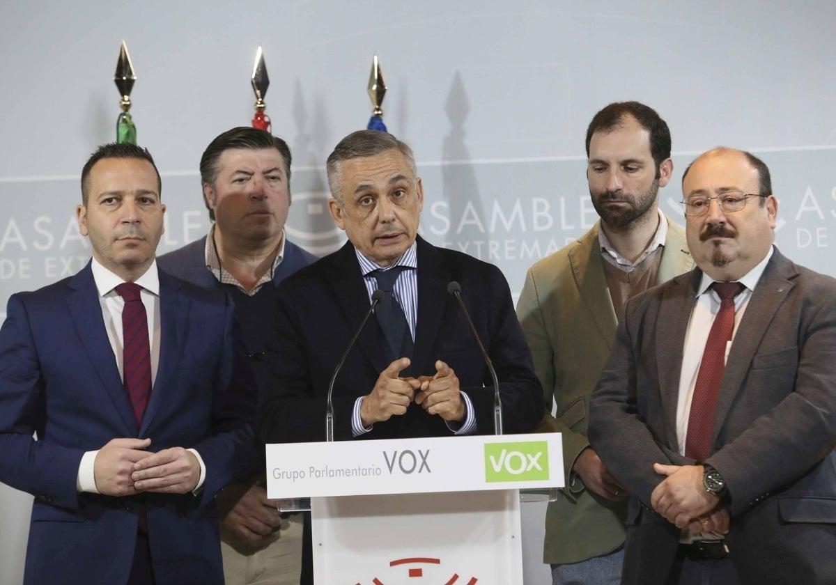 Ángel Pelayo Gordillo, de Vox, junto a los otros cuatro diputados de su grupo en la Asamblea.