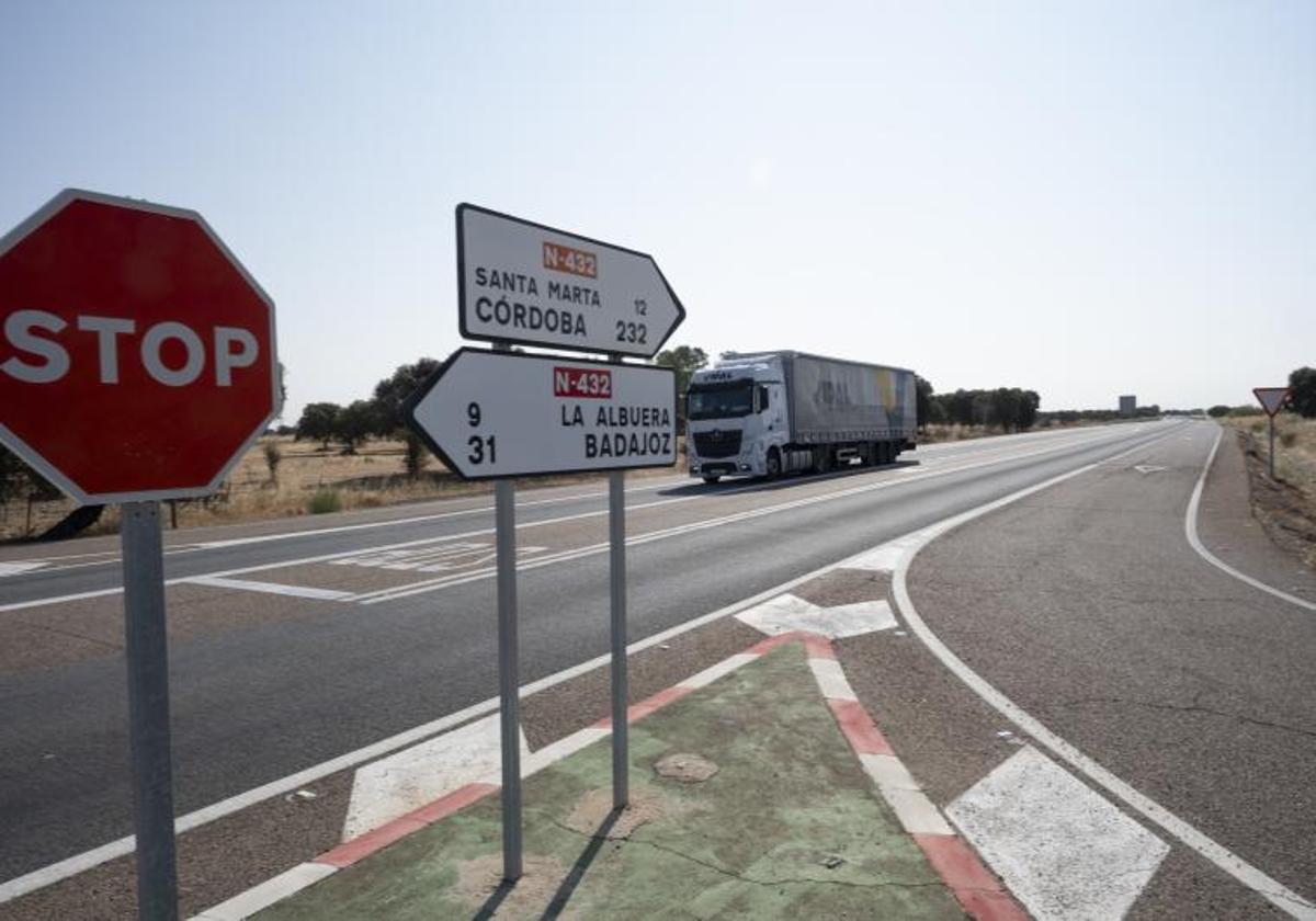 Un camión circulando en verano del año pasado por la carretera nacional N-432.