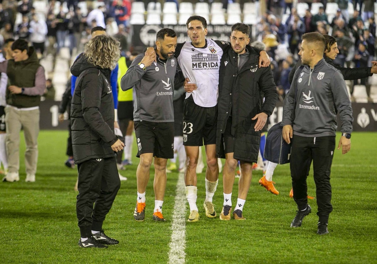 Busi abandonando el Romano ayudado por Juancho Pozo y Davo tras el choque ante el Alcorcón.