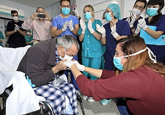 Imagen de archivo de un anciano que se infectó de covid en Santiago del Campo al recibir el alta y encontrarse con su nieta.