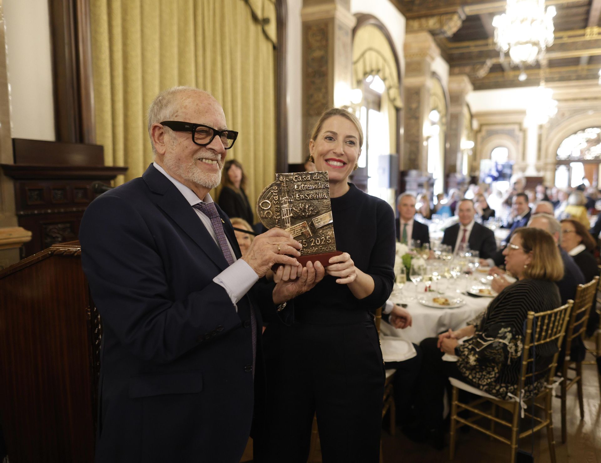 María Guardiola recibe el premio Giralda Encina de la Casa de Extremadura en Sevilla