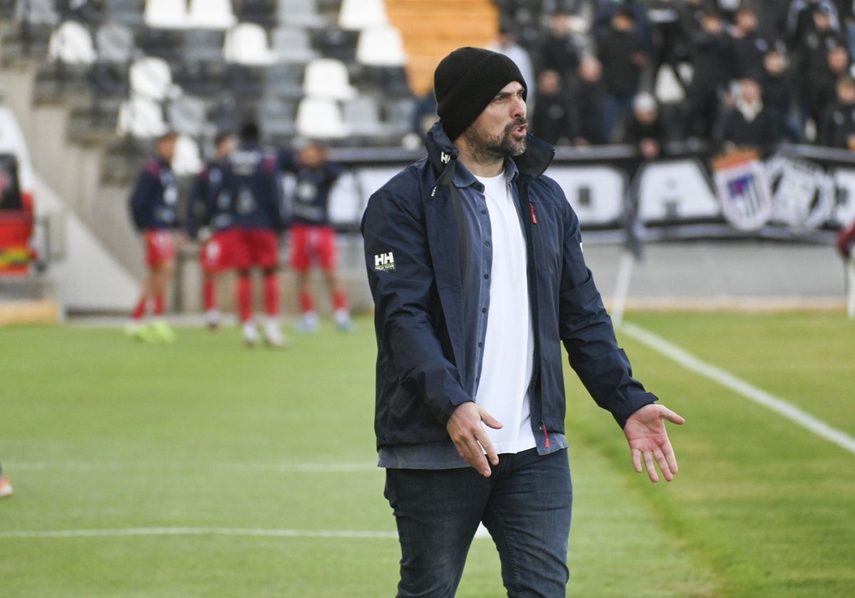 Luis Oliver Sierra durante el partido del Badajoz ante el Diocesano.