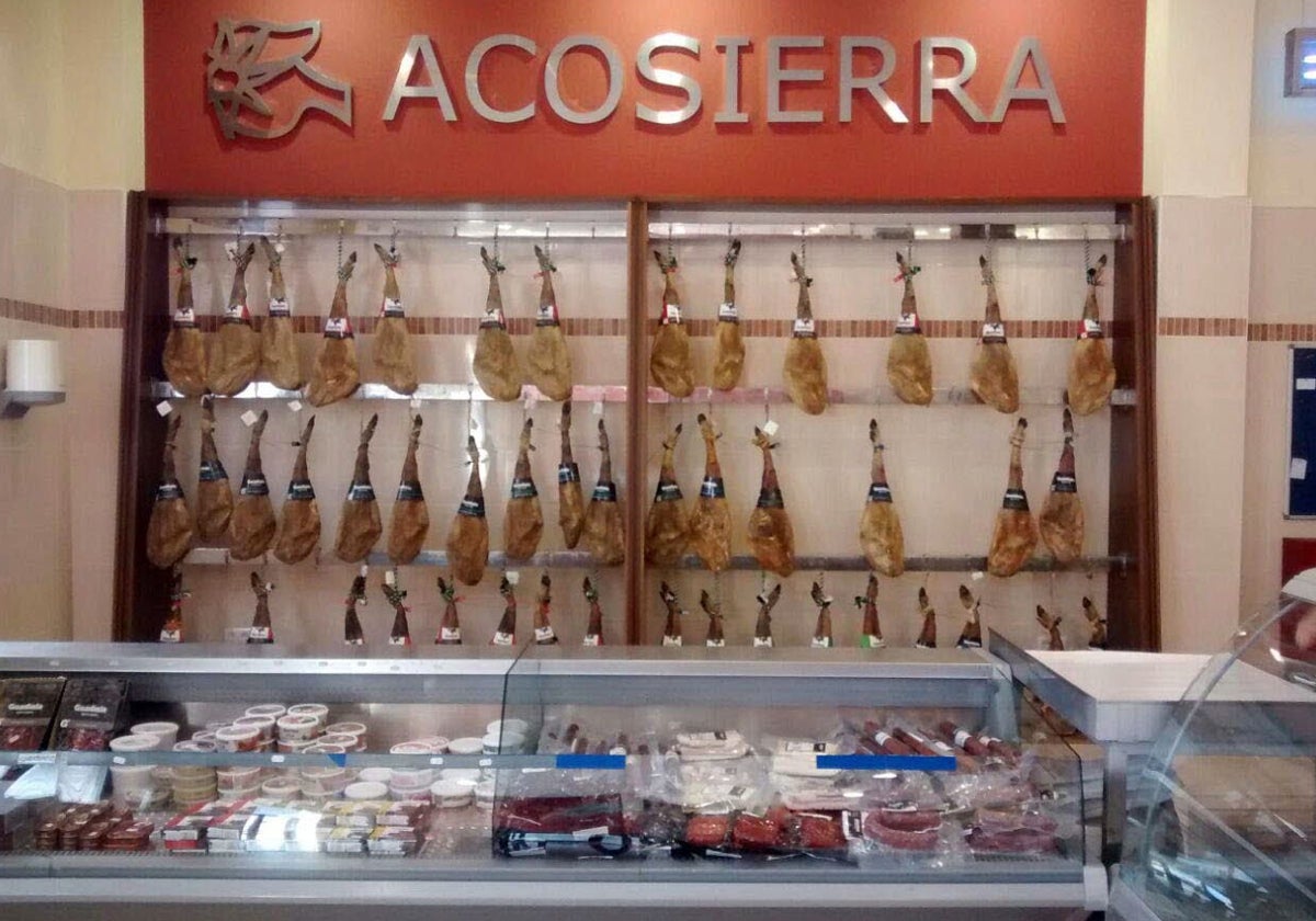 Tienda de Acosierra, que fue la industria del porcino del grupo Acorex, en las instalaciones de Granja de Torrehermosa, en una imagen de archivo.