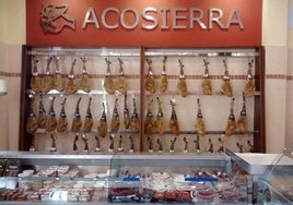 Tienda de Acosierra, que fue la industria del porcino del grupo Acorex, en las instalaciones de Granja de Torrehermosa, en una imagen de archivo.