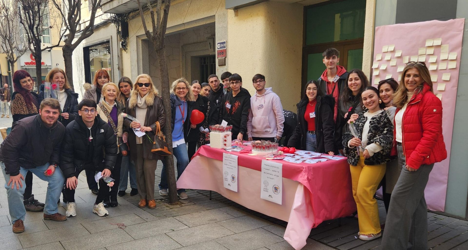 Los alumnos y profesores del instituto Maestro Cáceres celebran San Valentín en la calle Menacho.