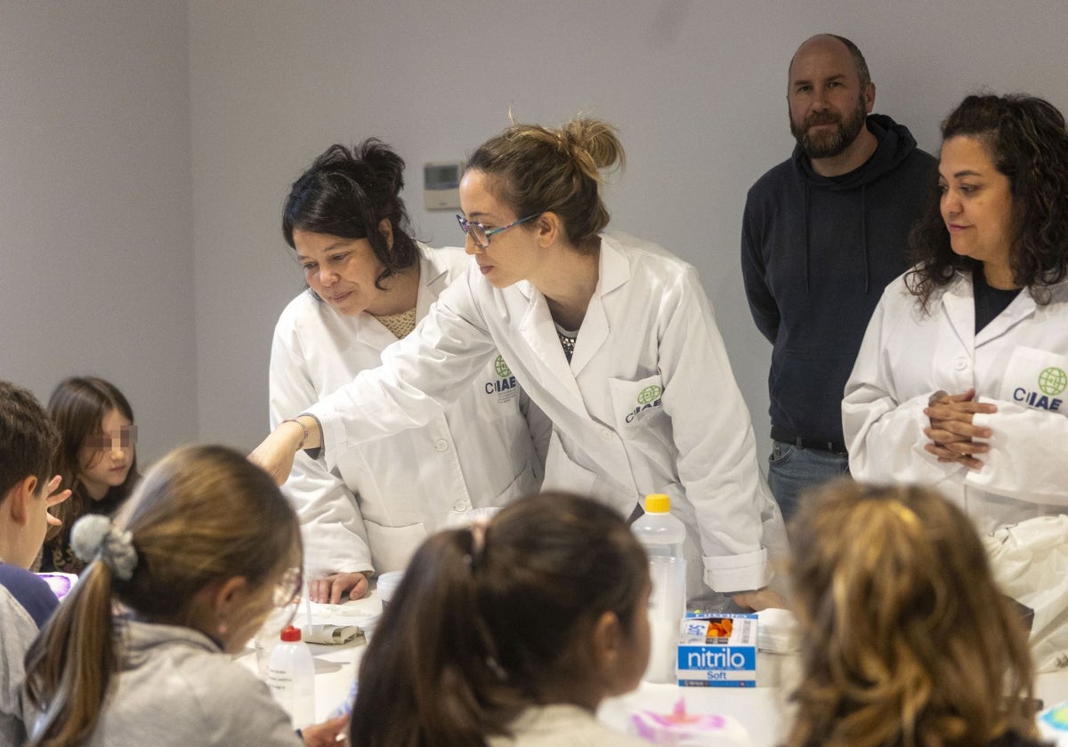 Celebración de actividades por el día de la niña en la ciencia en el Raimundo Medina.