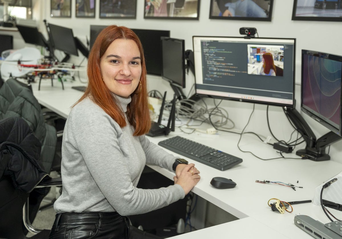 Carmen Lobato con el software que ha desarollado para su trabajo de fin de grado (TFG).