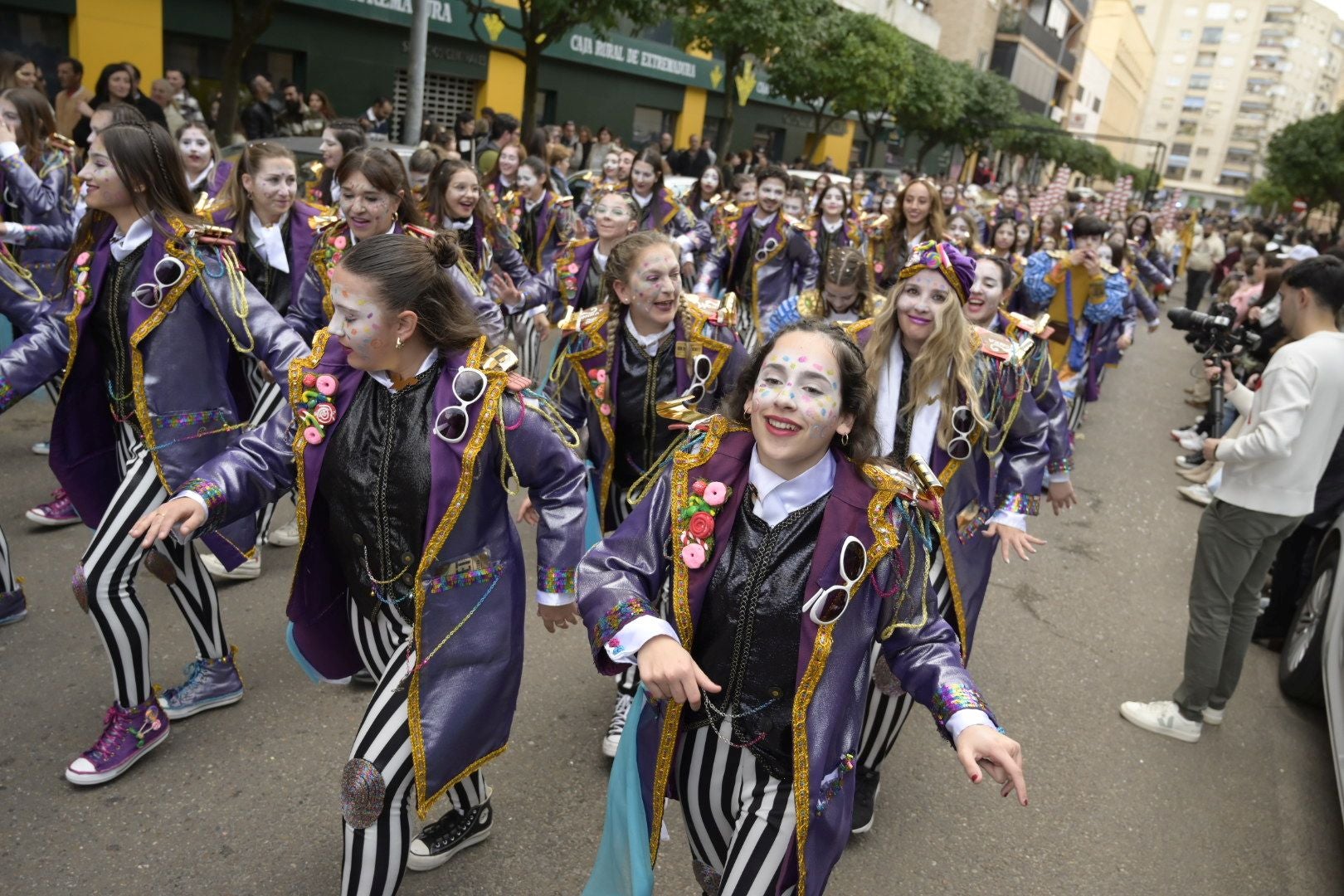 Así ha sido el desfile de comparsas con motivo de Las Candelas de Santa Marina