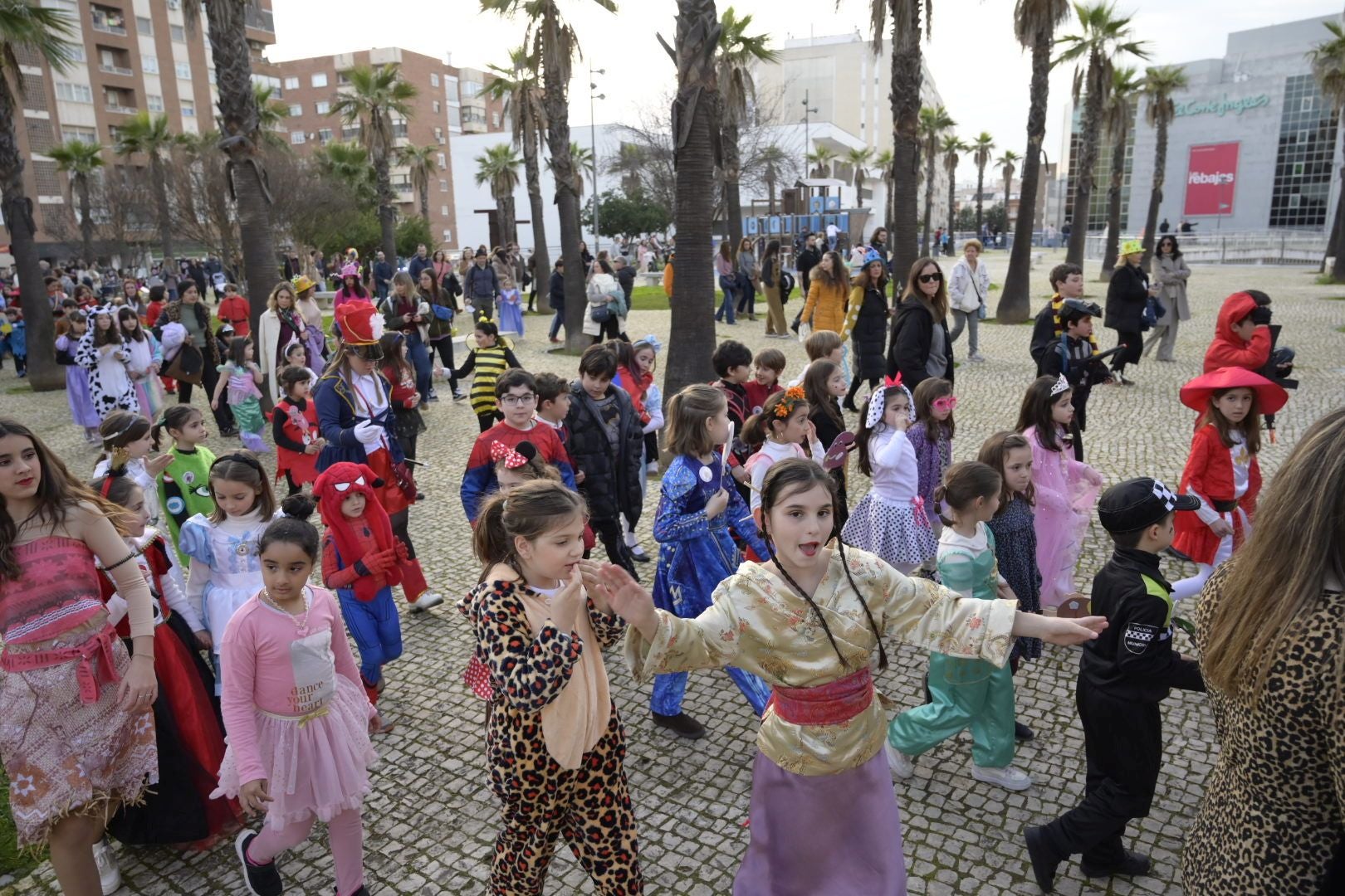 Así ha sido el desfile de comparsas con motivo de Las Candelas de Santa Marina