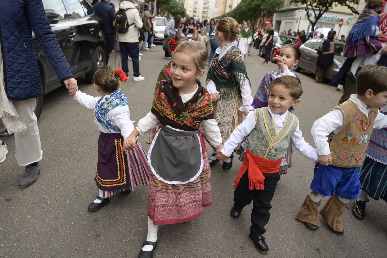 Así ha sido el desfile de comparsas con motivo de Las Candelas de Santa Marina