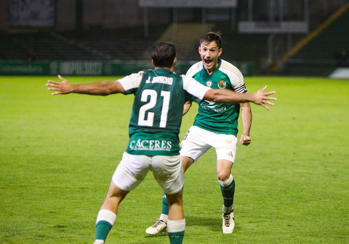 Sancho celebra un gol del Cacereño con Clausí.