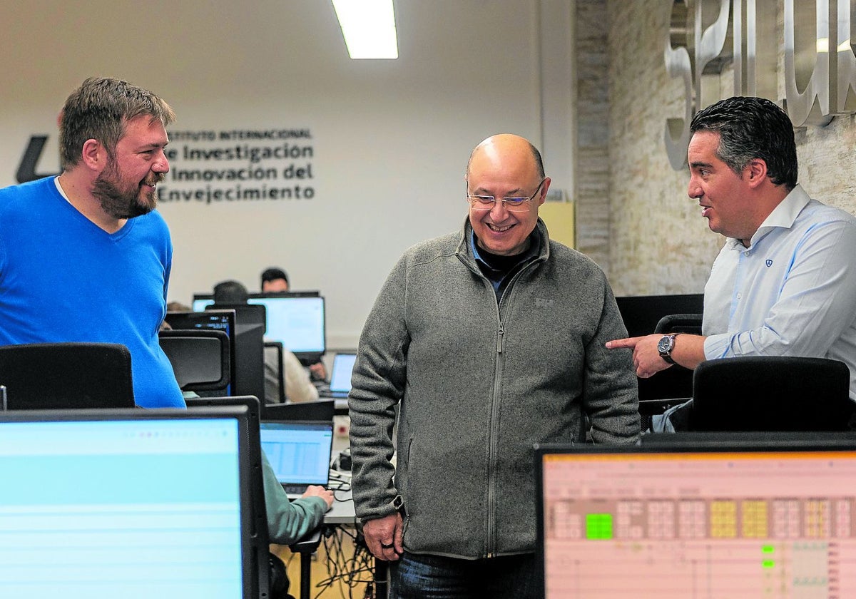 Enrique Moguel, Juan Manuel Murillo y José García en el laboratorio SPILab, en la Escuela Politécnica, en Cáceres.